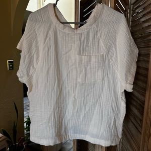 Madewell cotton short sleeve top. Buttons up the back. Size L